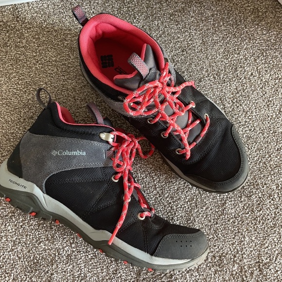 Columbia Women's Black and Pink Hiking Shoes - Picture 2 of 3